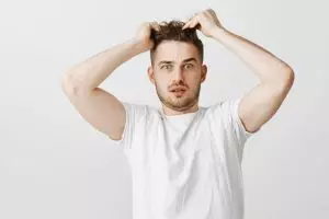 9 Tips merawat rambut kering untuk pria agar tetap lembap dan mudah diatur, rajin pakai kondisioner