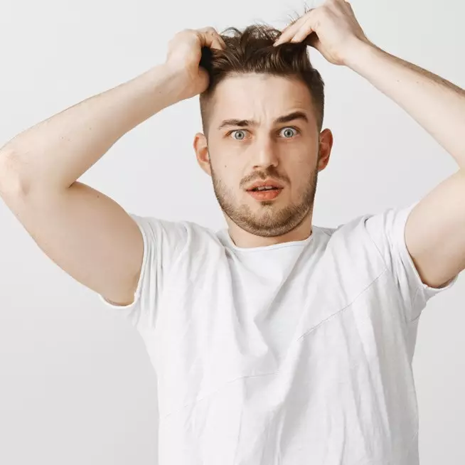 9 Tips merawat rambut kering untuk pria agar tetap lembap dan mudah diatur, rajin pakai kondisioner