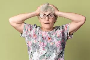 Cara hitamkan uban dengan kulit bawang putih dan minyak kelapa, aman tanpa pewarna rambut kimia