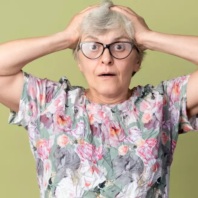 Cara hitamkan uban dengan kulit bawang putih dan minyak kelapa, aman tanpa pewarna rambut kimia