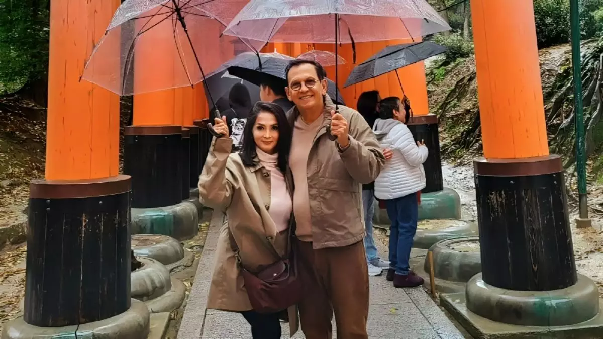 6 Gaya liburan Anna Maria istri Roy Marten, pesonanya di usia 61 tahun bikin kagum netizen