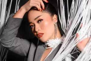 5 Potret Gracia Indri diduga hamil anak kedua, pamer baby bump saat liburan bareng keluarga di Bali