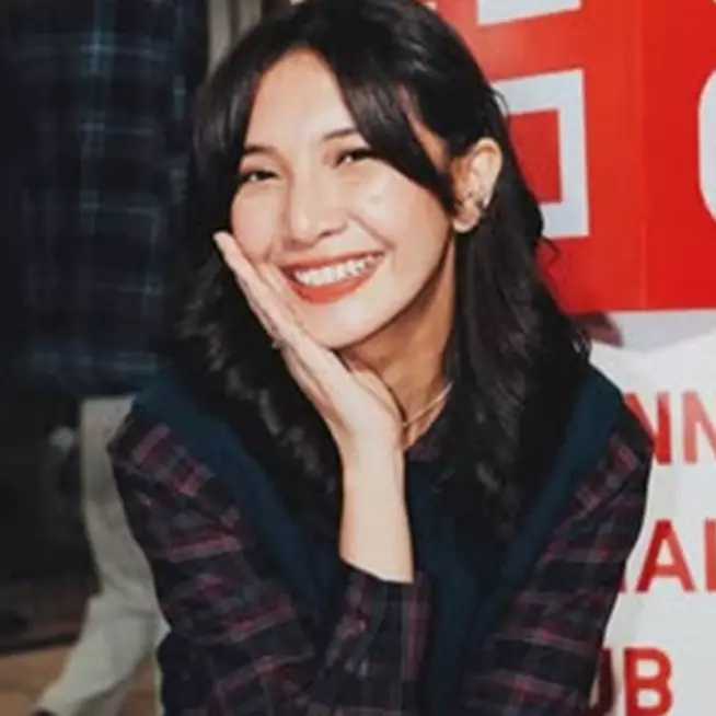 Rahasia wajah glowing Sheila Dara, 6 ritual malam sebelum tidur yang bikin awet muda