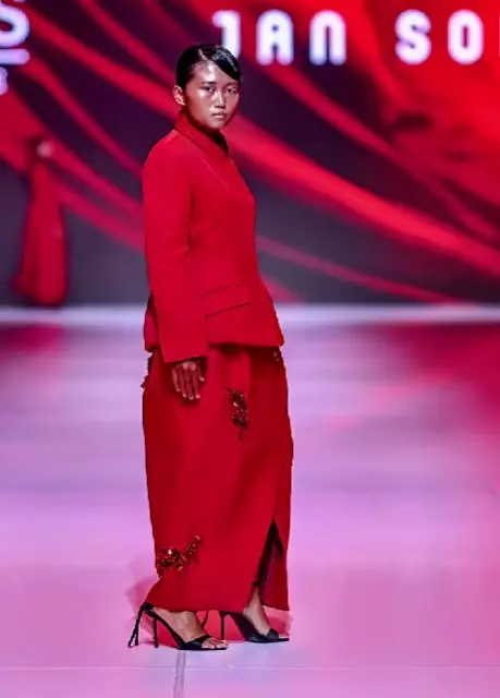 emak-emak tampil di Jakarta Fashion Week © TikTok