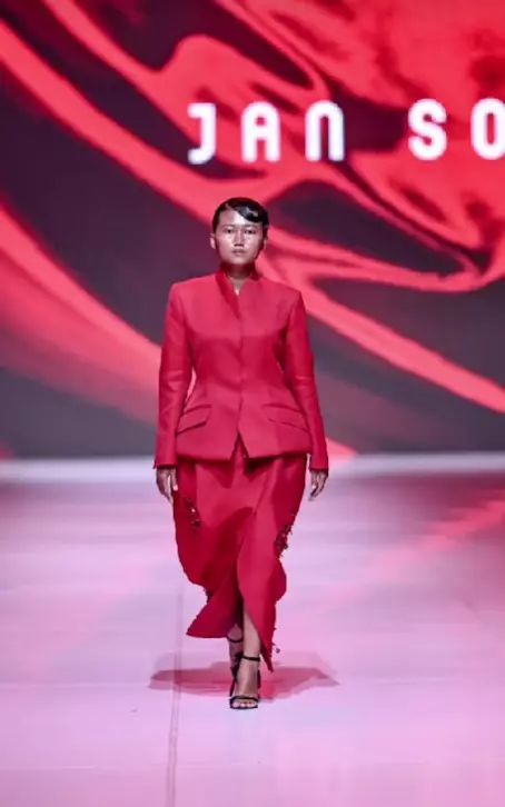 emak-emak tampil di Jakarta Fashion Week © TikTok