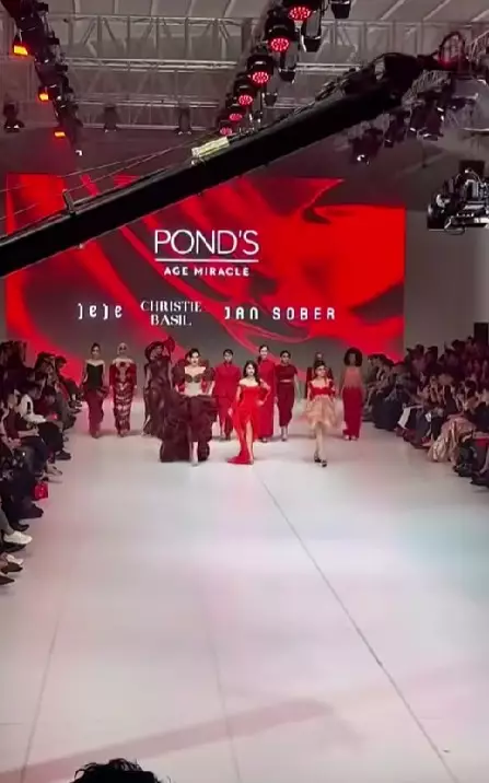 emak-emak tampil di Jakarta Fashion Week © TikTok