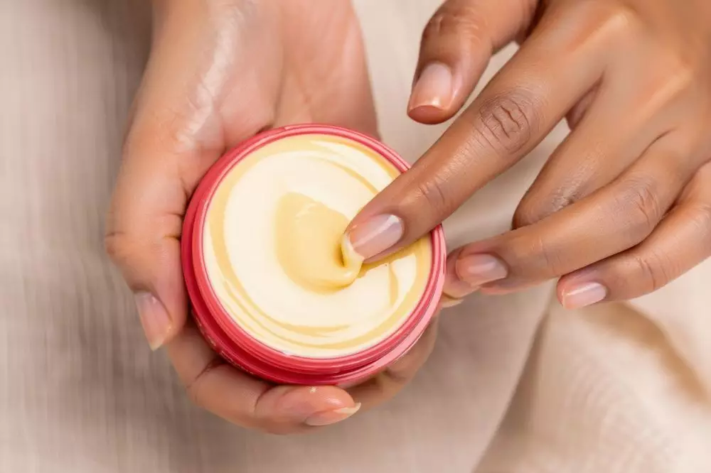 Tips pakai Kelly Pearl Cream agar wajah glowing maksimal © 2025 brilio.net