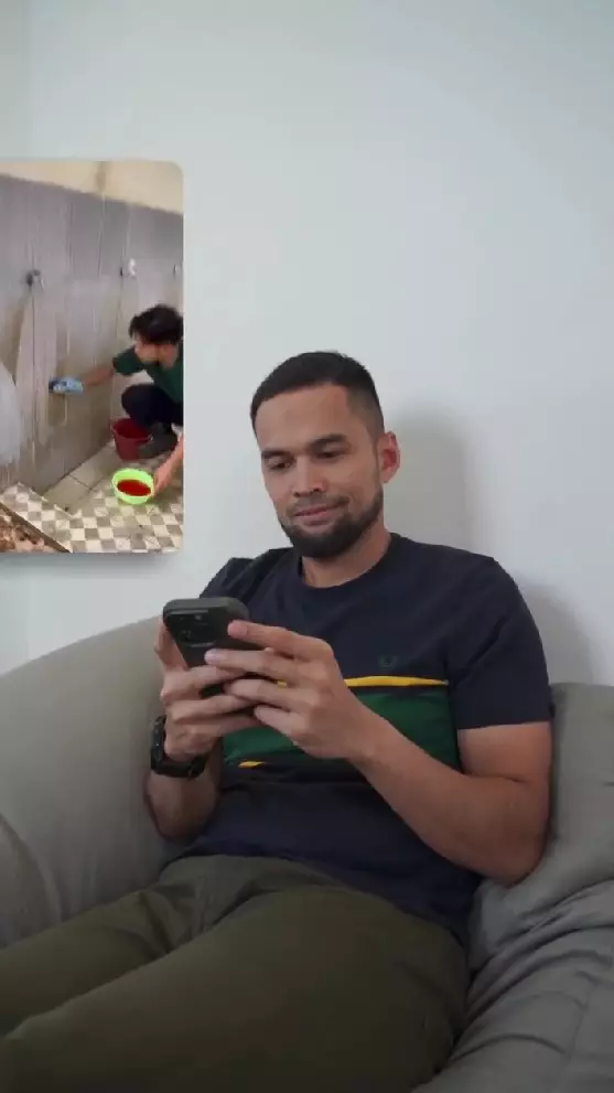 Teuku Wisnu sukarela bersihkan masjid © Instagram Teuku Wisnu sukarela bersihkan masjid © Instagram