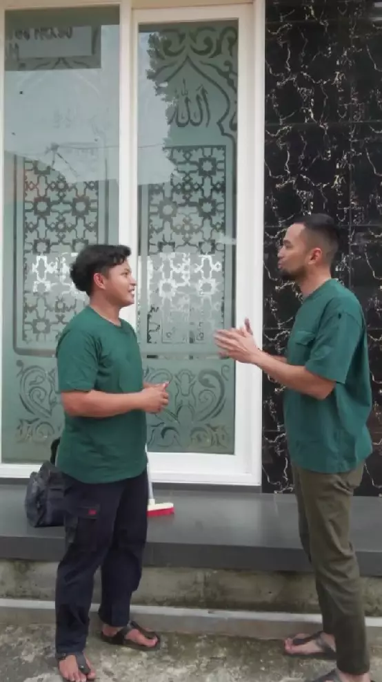 Teuku Wisnu sukarela bersihkan masjid © Instagram Teuku Wisnu sukarela bersihkan masjid © Instagram