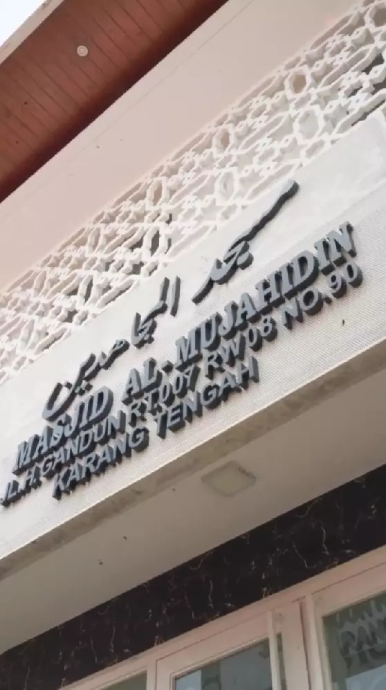 Teuku Wisnu sukarela bersihkan masjid © Instagram Teuku Wisnu sukarela bersihkan masjid © Instagram