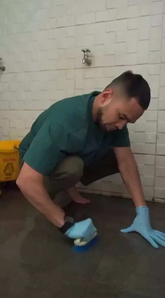 Teuku Wisnu sukarela bersihkan masjid © Instagram Teuku Wisnu sukarela bersihkan masjid © Instagram