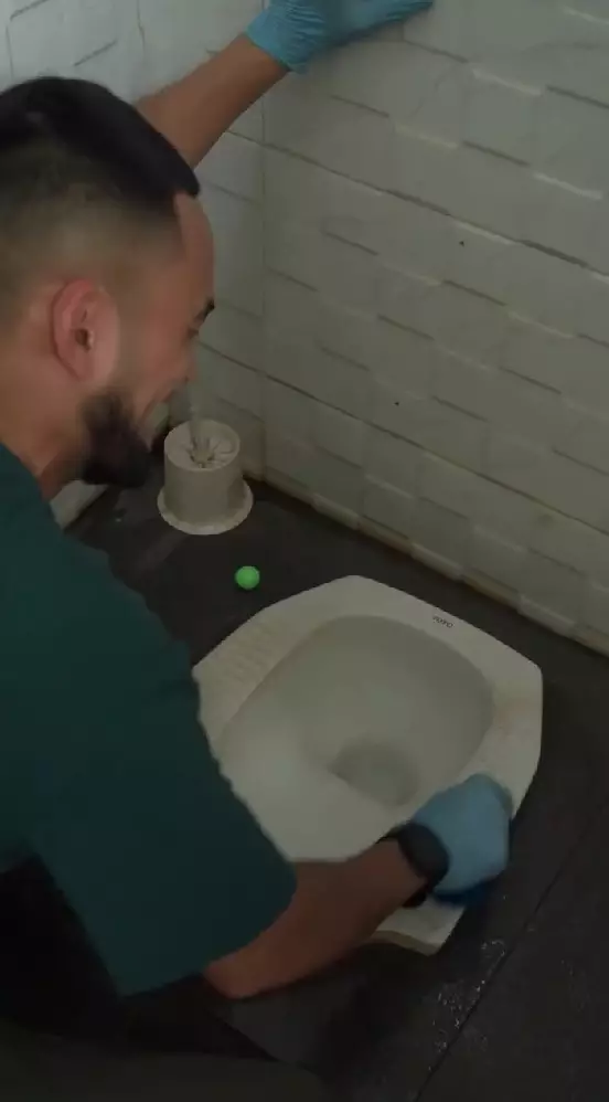 Teuku Wisnu sukarela bersihkan masjid © Instagram Teuku Wisnu sukarela bersihkan masjid © Instagram