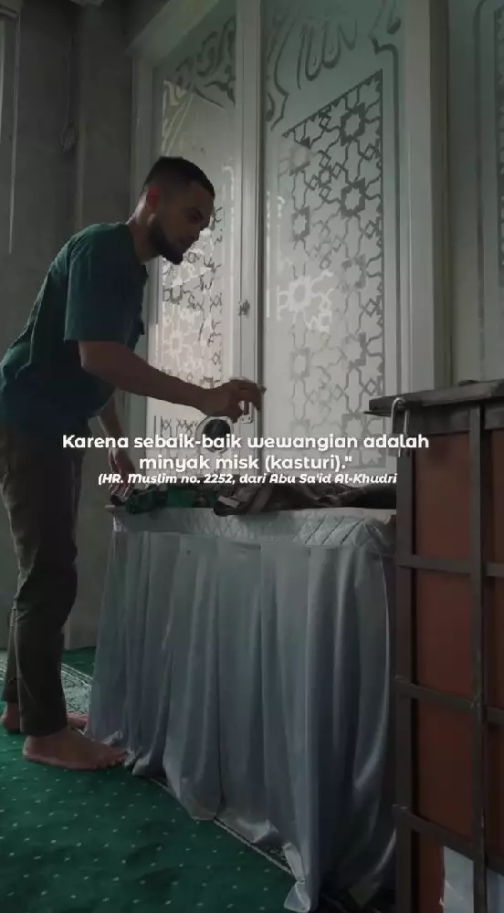 Teuku Wisnu sukarela bersihkan masjid © Instagram Teuku Wisnu sukarela bersihkan masjid © Instagram