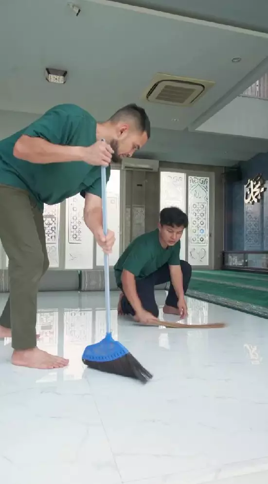 Teuku Wisnu sukarela bersihkan masjid © Instagram Teuku Wisnu sukarela bersihkan masjid © Instagram