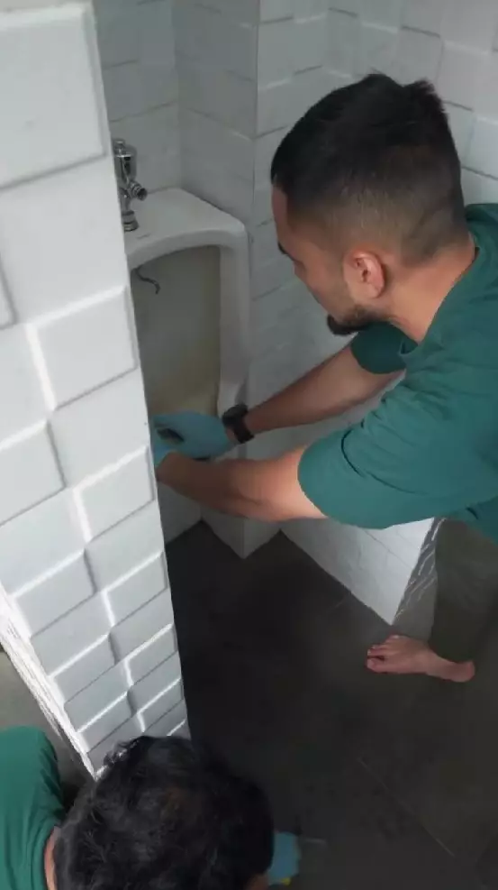 Teuku Wisnu sukarela bersihkan masjid © 2025 brilio.net Teuku Wisnu sukarela bersihkan masjid © 2025 brilio.net