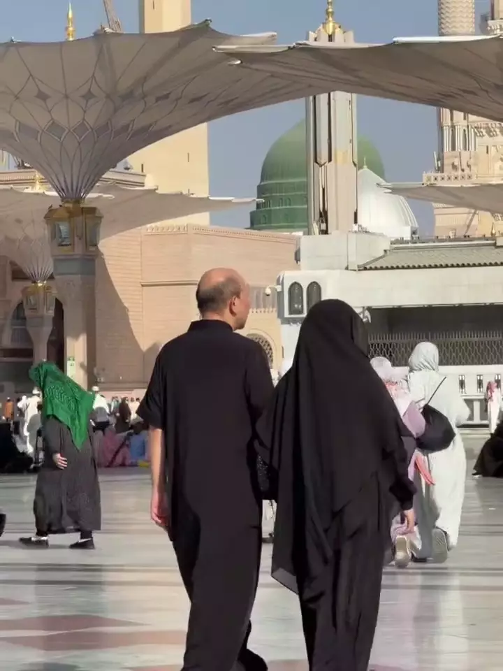 Potret Ari Sigit dan Suci Winata umrah © 2025 Instagram Potret Ari Sigit dan Suci Winata umrah © 2025 Instagram