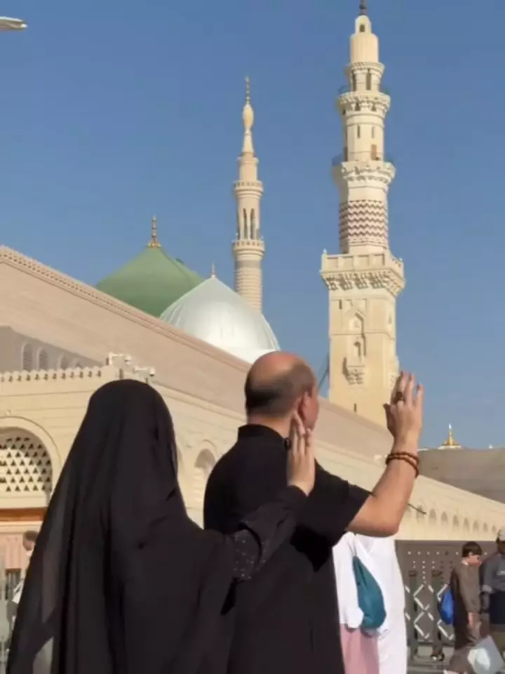 Potret Ari Sigit dan Suci Winata umrah © 2025 Instagram Potret Ari Sigit dan Suci Winata umrah © 2025 Instagram