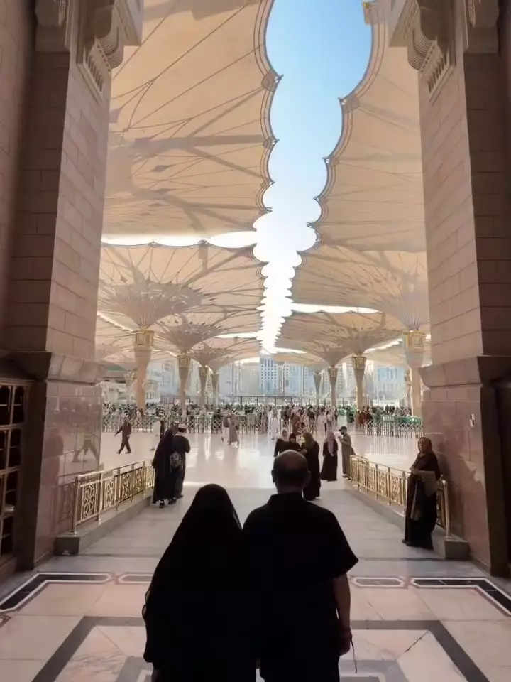 Potret Ari Sigit dan Suci Winata umrah © 2025 Instagram Potret Ari Sigit dan Suci Winata umrah © 2025 Instagram