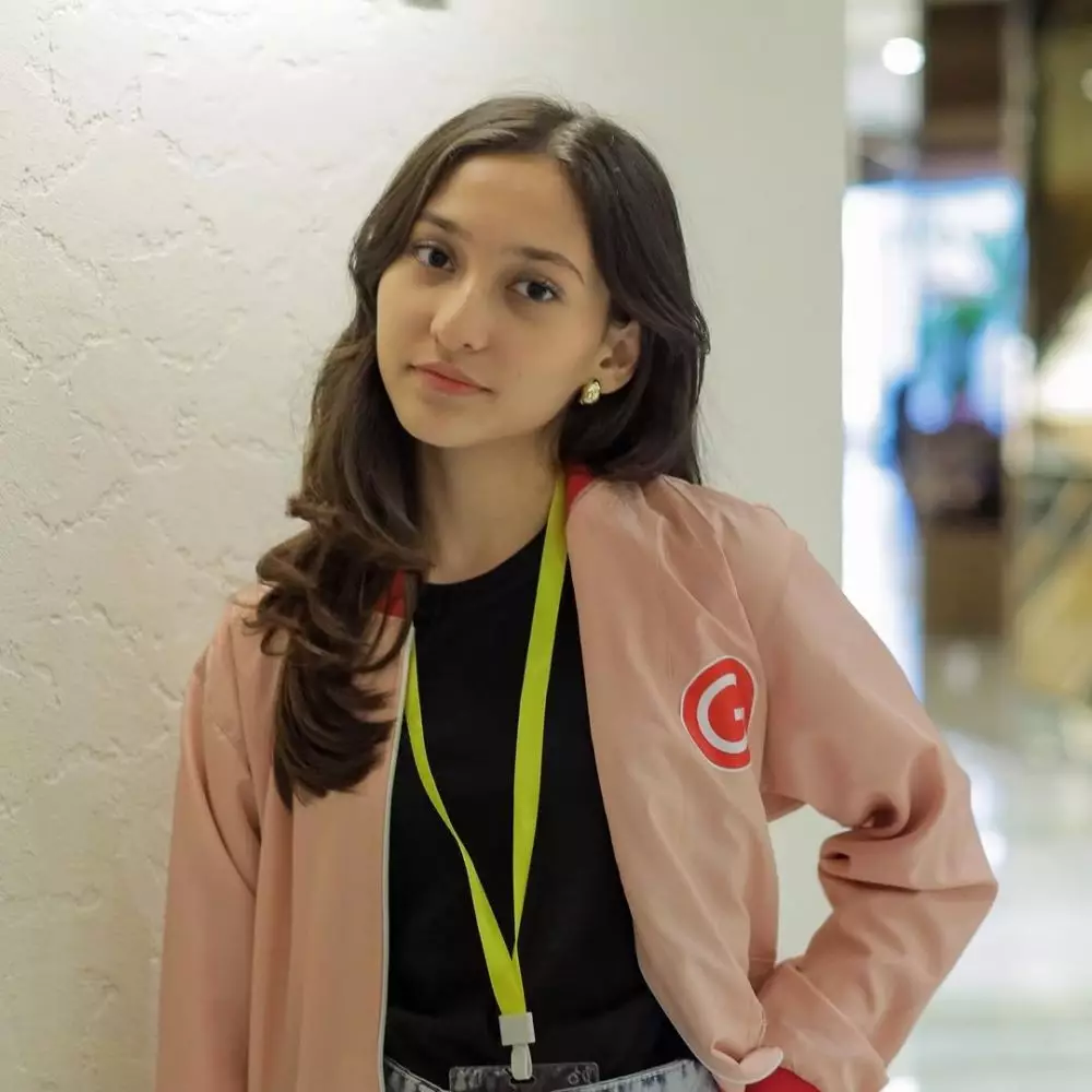 Hadijah Shahab Lilu si robot di sinetron Tangan-Tangan Mungil © 2025 brilio.net Hadijah Shahab Lilu si robot di sinetron Tangan-Tangan Mungil © 2025 brilio.net