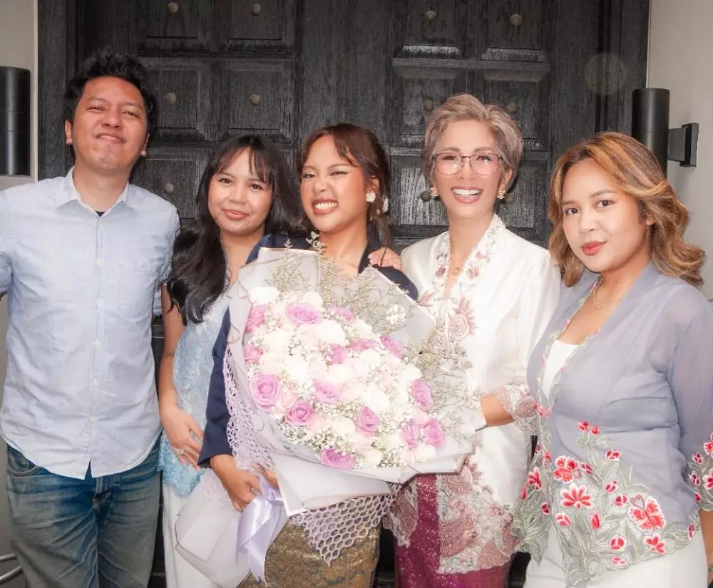 Vitta Dessy mantan Ari Lasso wisuda putrinya Audra Lasso © 2025 brilio.net Vitta Dessy mantan Ari Lasso wisuda putrinya Audra Lasso © 2025 brilio.net