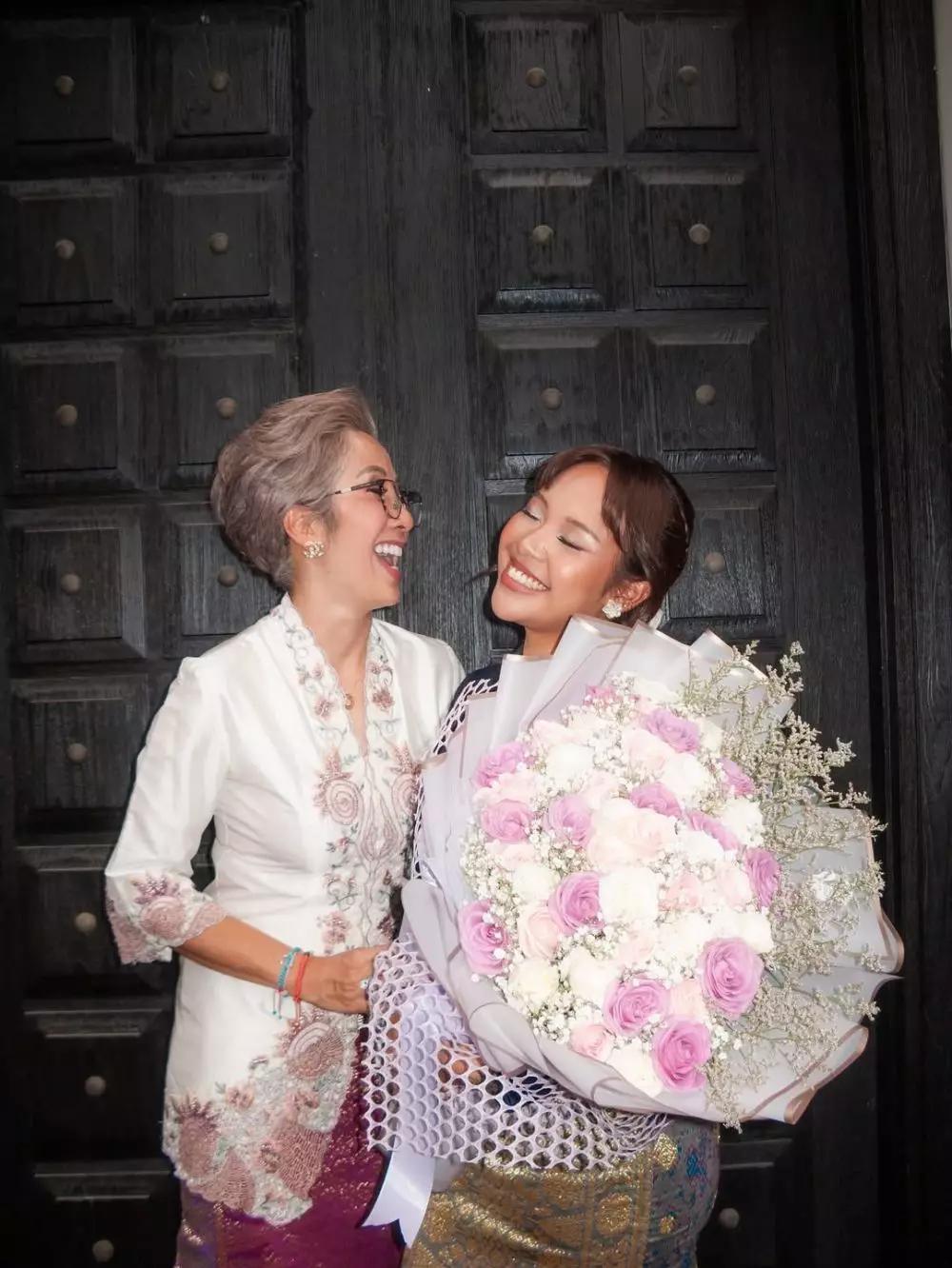 Vitta Dessy mantan Ari Lasso wisuda putrinya Audra Lasso © 2025 brilio.net Vitta Dessy mantan Ari Lasso wisuda putrinya Audra Lasso © 2025 brilio.net