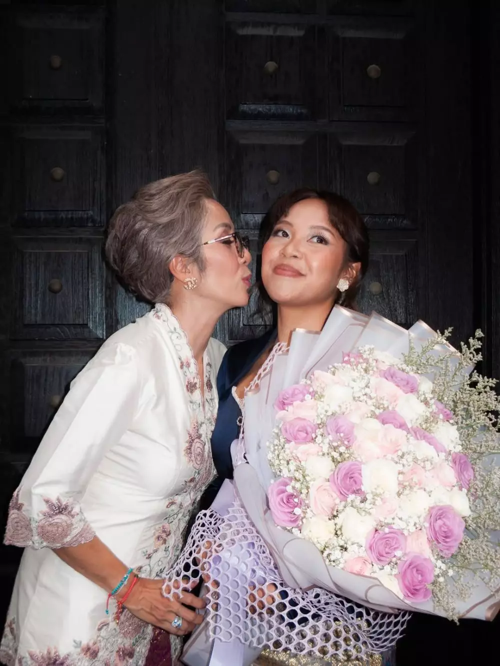 Vitta Dessy mantan Ari Lasso wisuda putrinya Audra Lasso © 2025 brilio.net Vitta Dessy mantan Ari Lasso wisuda putrinya Audra Lasso © 2025 brilio.net