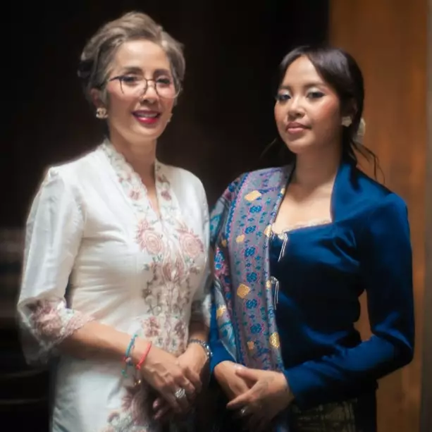 Tanpa Ari Lasso, ini 9 potret Vitta Dessy di wisuda putrinya Audra Lasso, menawan pakai kebaya putih