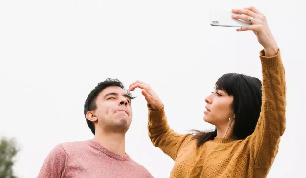 100 Kata-kata cinta lucu bikin baper pasangan © 2025 brilio.net