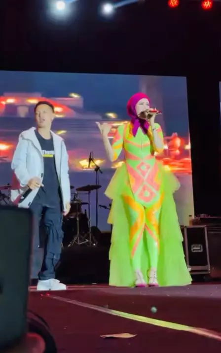 Mulan Jameela manggung dengan busana colorful © TikTok