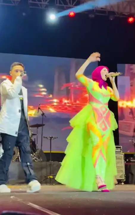 Mulan Jameela manggung dengan busana colorful © TikTok