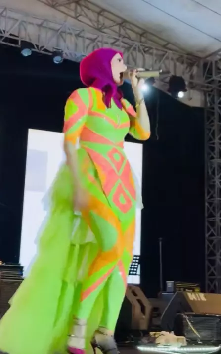 Mulan Jameela manggung dengan busana colorful © TikTok