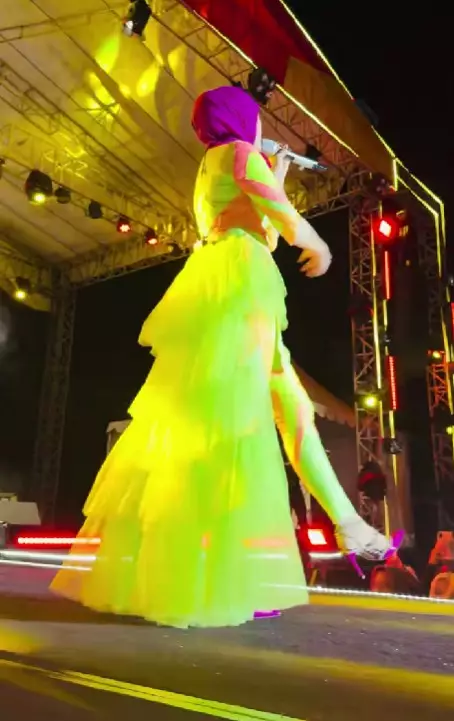 Mulan Jameela manggung dengan busana colorful © TikTok