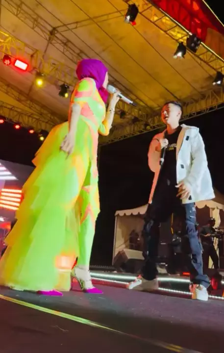 Mulan Jameela manggung dengan busana colorful © TikTok