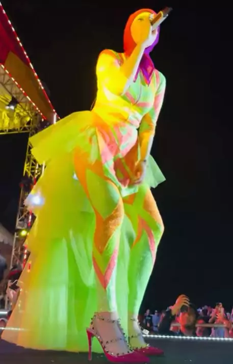 Mulan Jameela manggung dengan busana colorful © TikTok