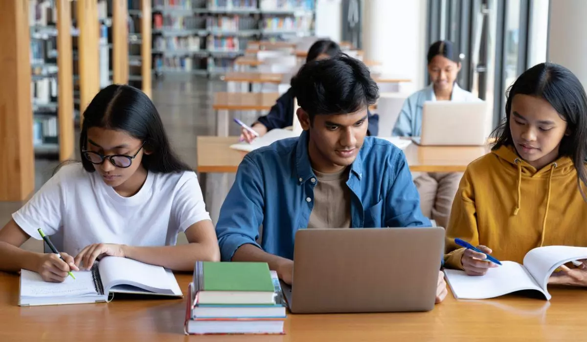 50 Contoh kalimat yang mengandung kata berantonim yang mudah dipahami, lengkap dengan penjelasannya