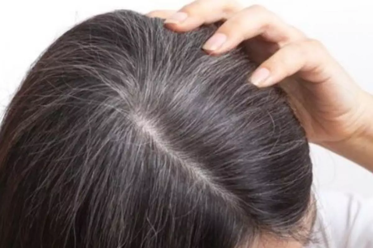 Trik hitamkan rambut uban pakai satu bahan dapur, hasilnya mirip cat rambut salon tanpa kimia