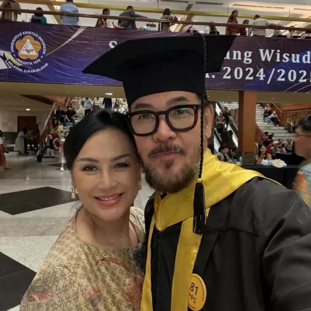 Umur bukan jadi halangan, ini 9 potret Ferry Salim wisuda S-2 hukum di usia 58 tahun