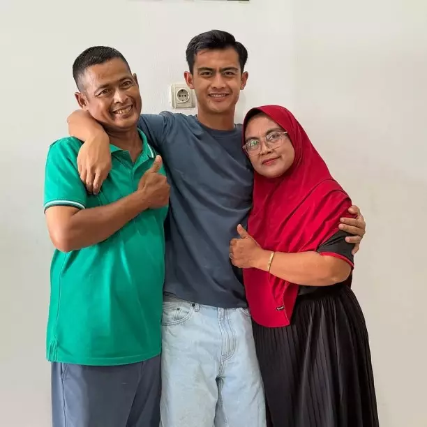 Momen Pratama Arhan balik ke Indonesia, berikan oleh-oleh ini untuk mantan mertua