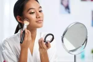 Tetap flawless seharian, ini rekomendasi bedak Viva terbaik untuk semua jenis kulit