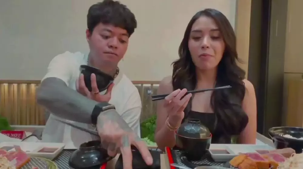 Reza Arap beri cincin Lula Lahfah © Instagram Reza Arap beri cincin Lula Lahfah © Instagram