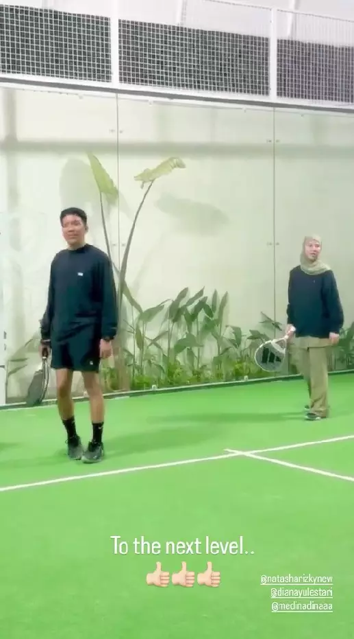 Natasha Rizky main padel pelatihnya Desta © TikTok Natasha Rizky main padel pelatihnya Desta © TikTok