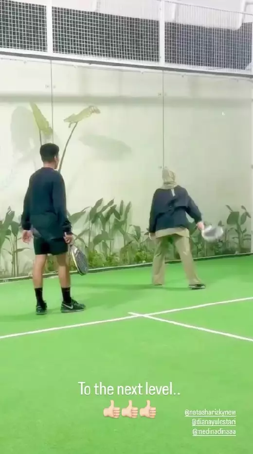 Natasha Rizky main padel pelatihnya Desta © TikTok Natasha Rizky main padel pelatihnya Desta © TikTok