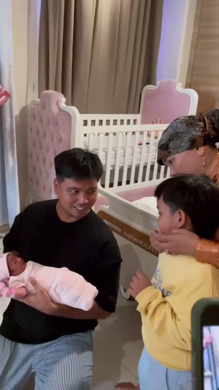 Indah istri Frans Faisal melahirkan anak pertama © 2025 brilio.net Indah istri Frans Faisal melahirkan anak pertama © 2025 brilio.net