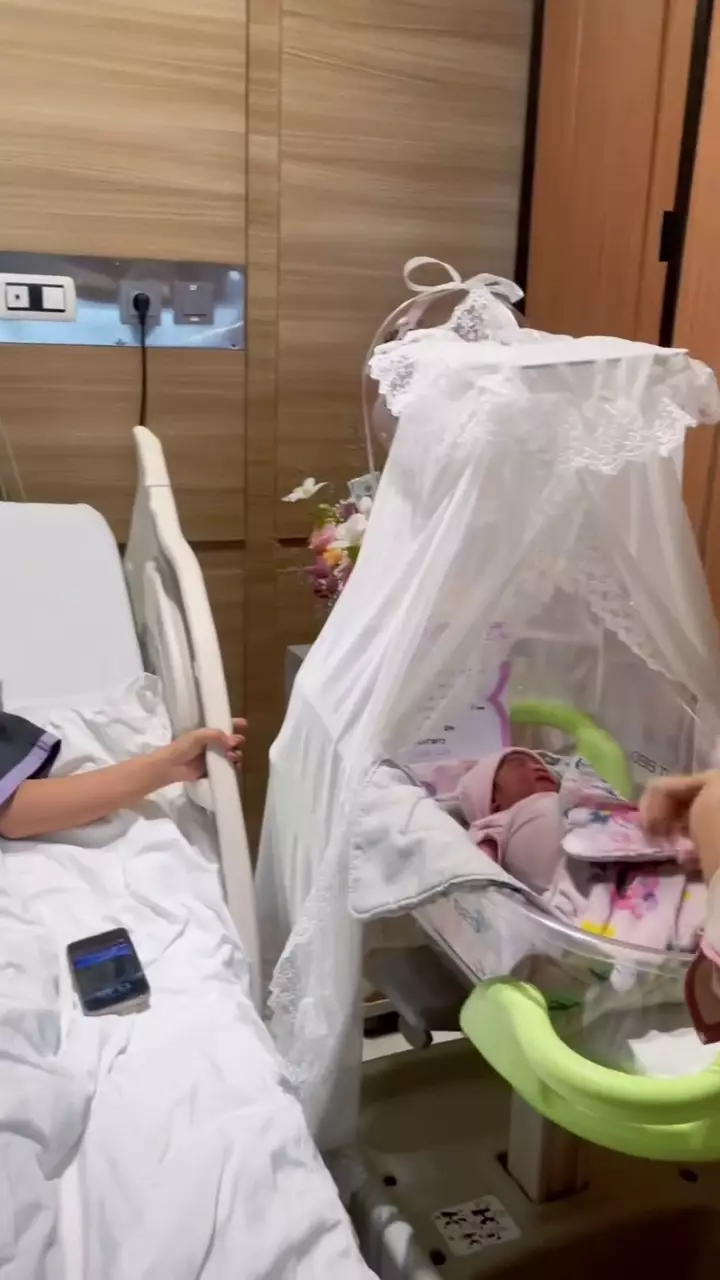 Indah istri Frans Faisal melahirkan anak pertama © 2025 brilio.net Indah istri Frans Faisal melahirkan anak pertama © 2025 brilio.net