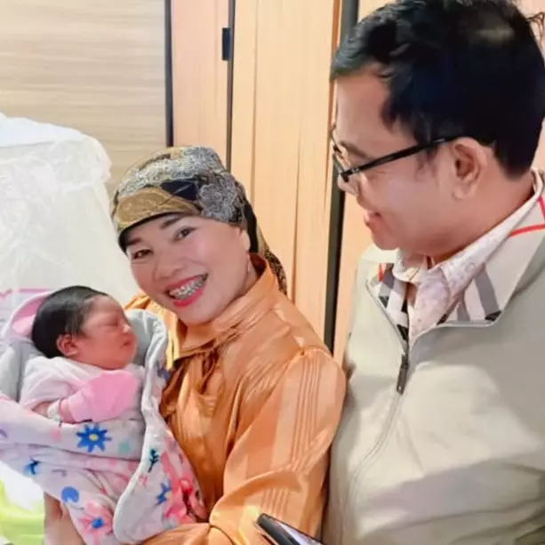 9 Momen Indah istri Frans Faisal melahirakan anak pertama, kehadiran keluarga suami bikin haru
