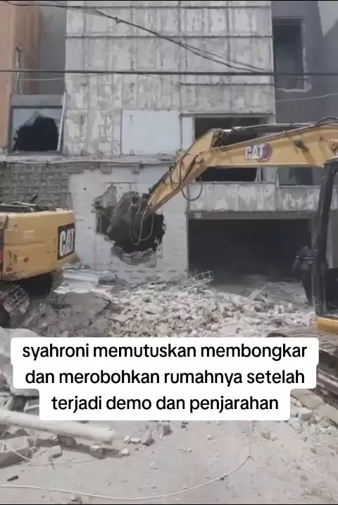 Rumah Ahmad Sahroni di Tanjung Priok dibongkar © 2025 brilio.net Rumah Ahmad Sahroni di Tanjung Priok dibongkar © 2025 brilio.net