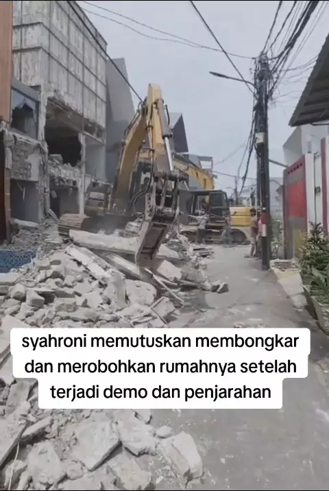Rumah Ahmad Sahroni di Tanjung Priok dibongkar © 2025 brilio.net Rumah Ahmad Sahroni di Tanjung Priok dibongkar © 2025 brilio.net