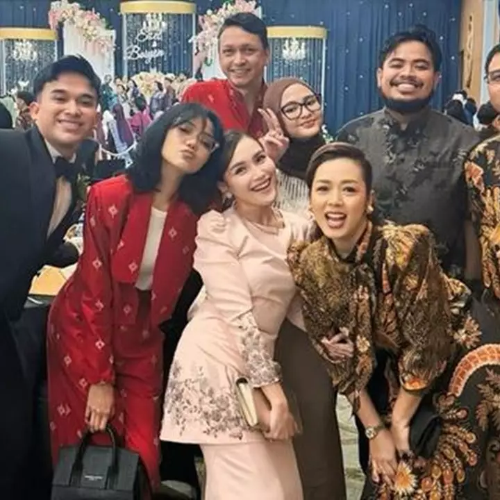 Gaya 8 artis saat kondangan di pernikahan Boiyen dan suami, tampil menawan