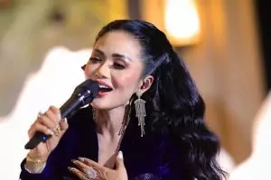 Krisdayanti ingatkan Aurel Hermansyah jangan terlalu galak ke suami