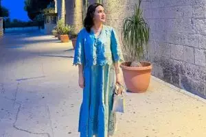 6 Gaya Shandy Aulia saat kunjungi masjid Al-Aqsa, menawan mengenakan blus brokat biru mint